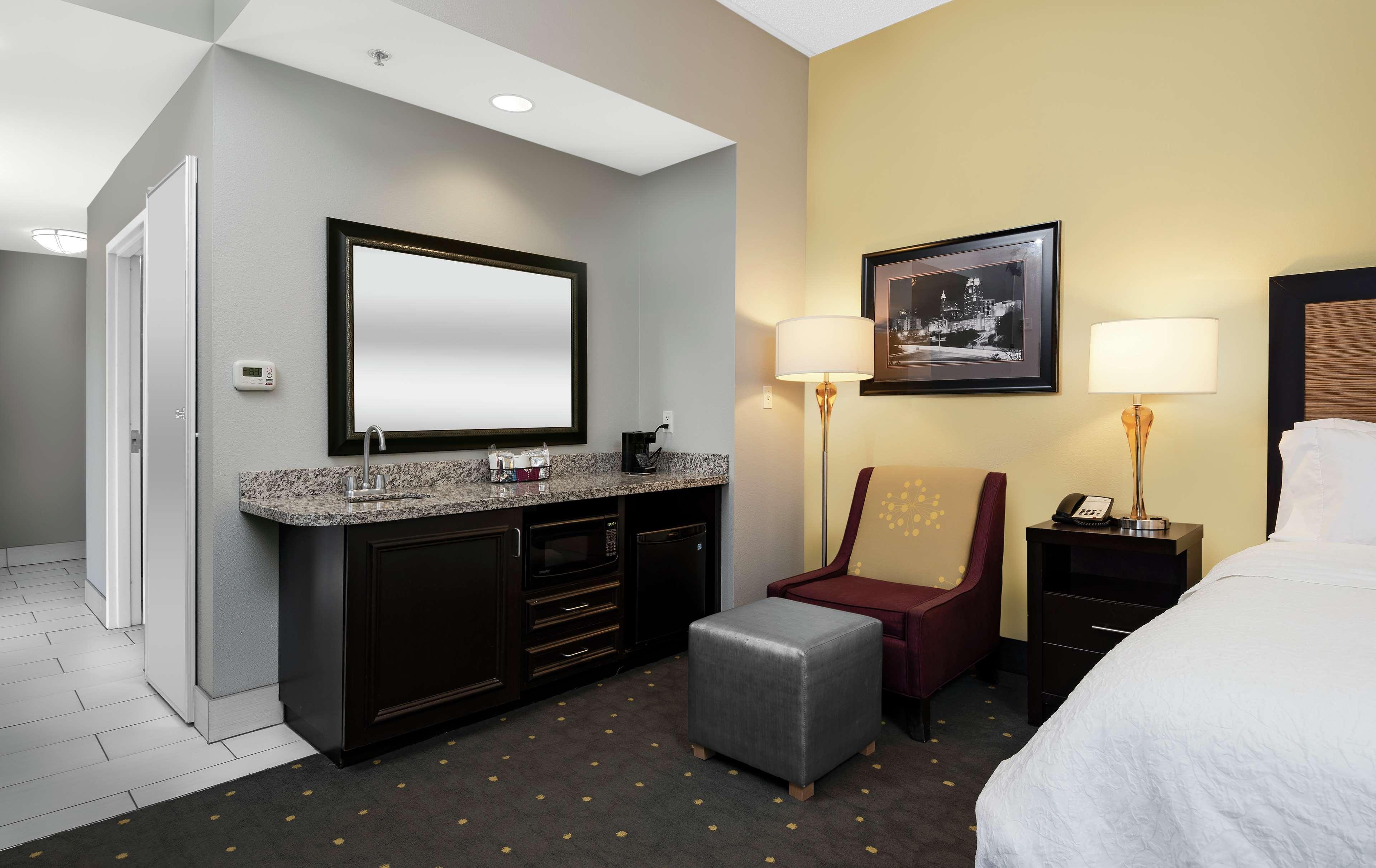 Hampton Inn & Suites - Raleigh Downtown Экстерьер фото