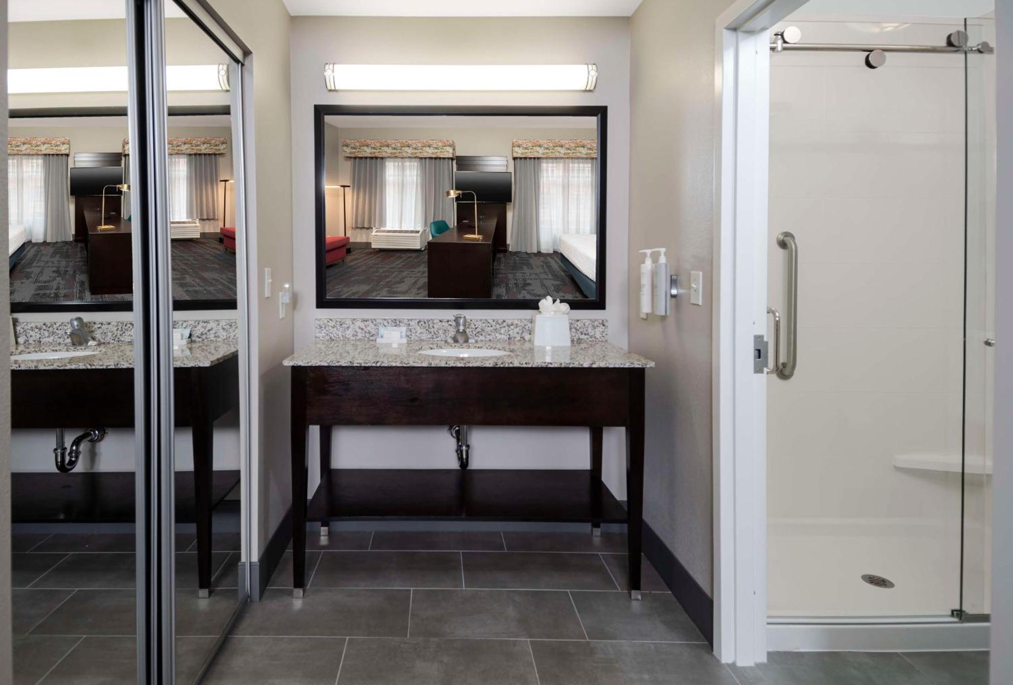 Hampton Inn & Suites - Raleigh Downtown Экстерьер фото