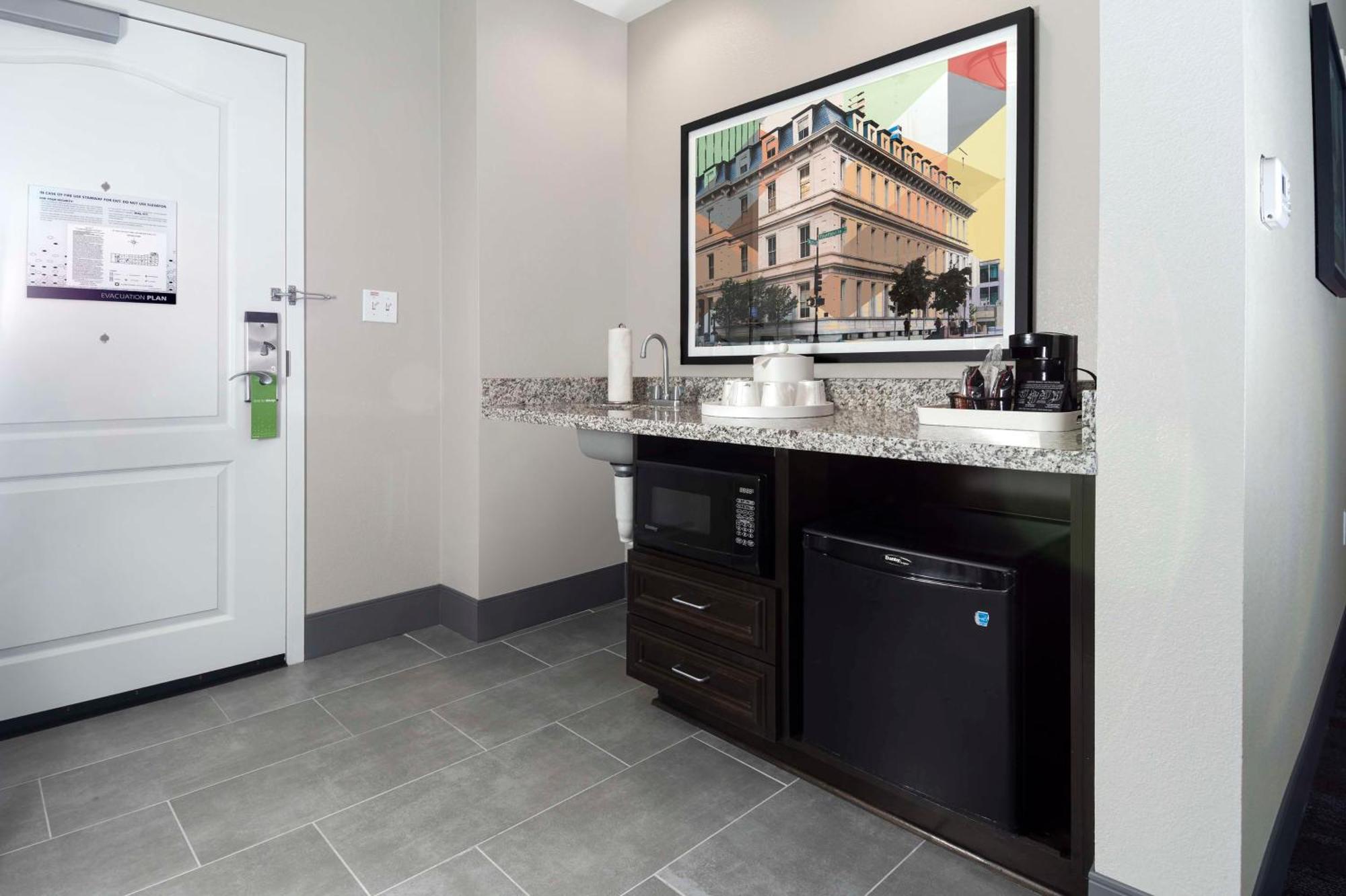 Hampton Inn & Suites - Raleigh Downtown Экстерьер фото