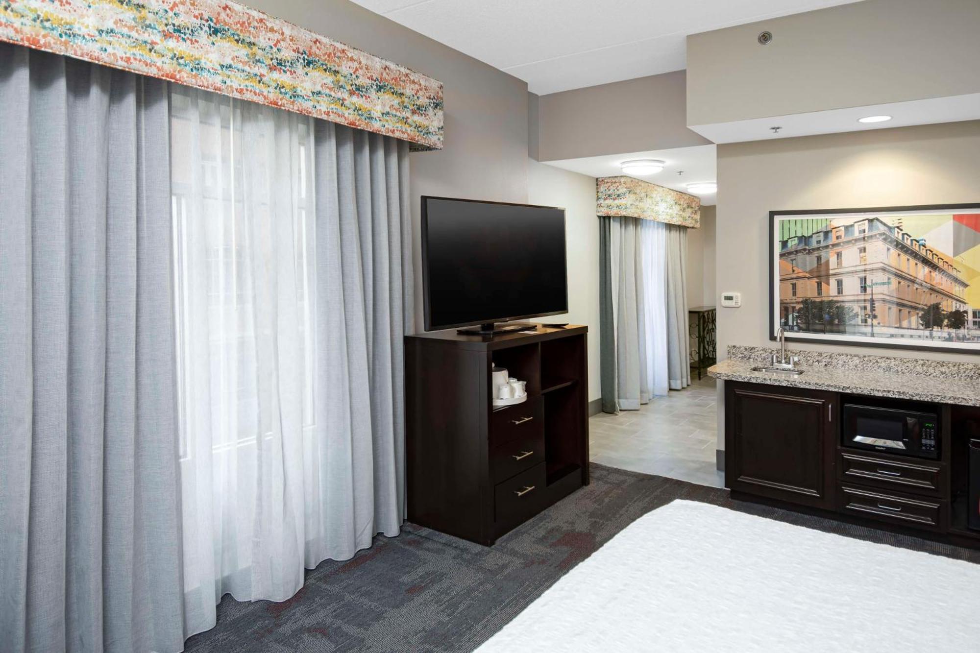 Hampton Inn & Suites - Raleigh Downtown Экстерьер фото