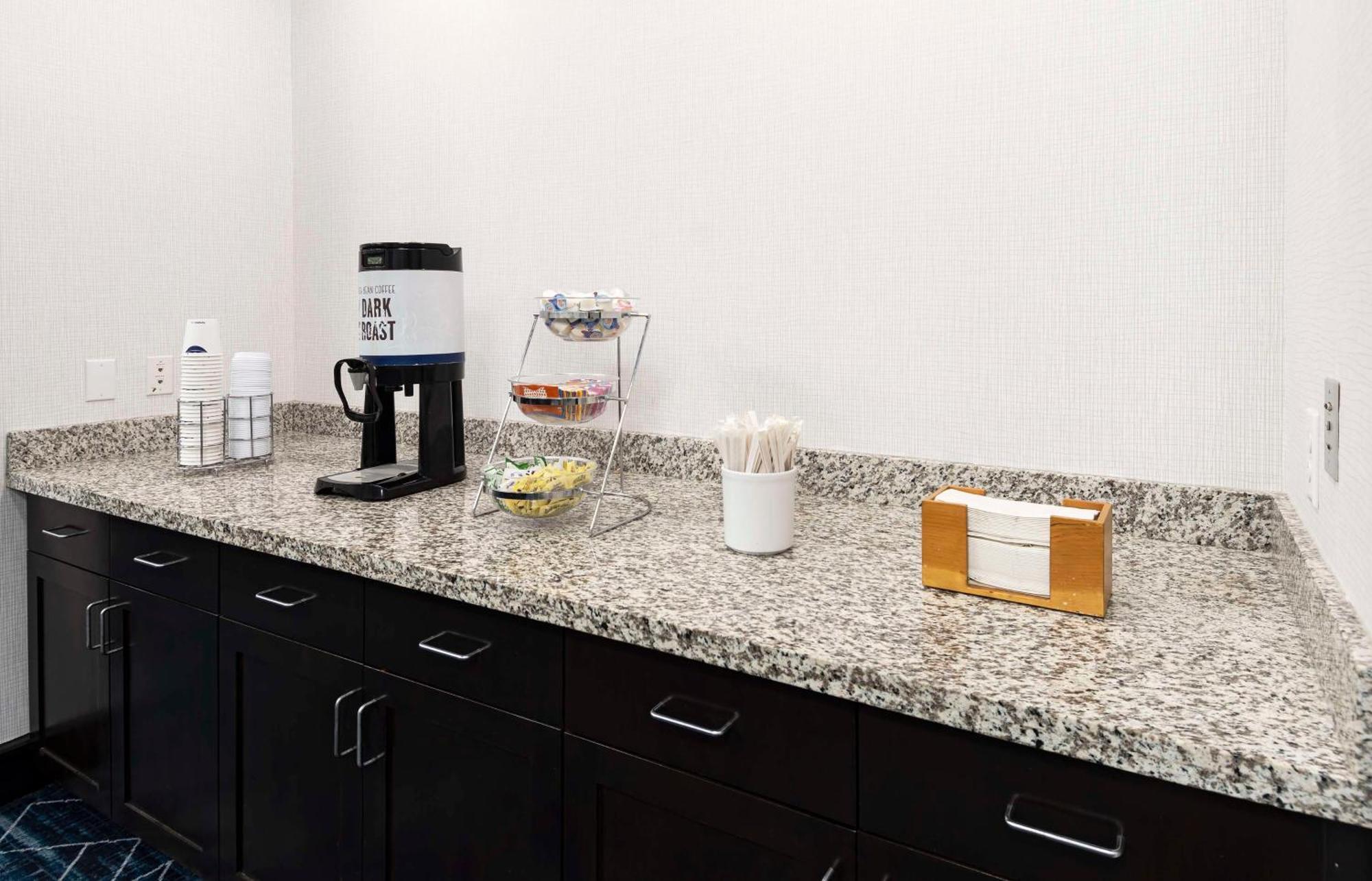 Hampton Inn & Suites - Raleigh Downtown Экстерьер фото